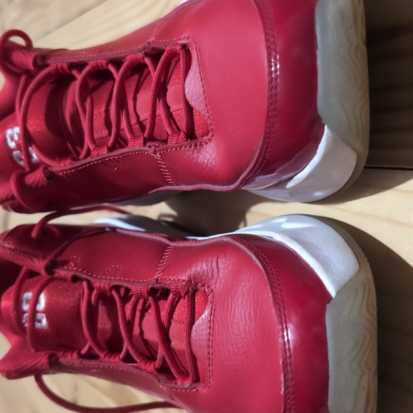 Jordan Max Aura 3 University Red Sneakers - Picture 9 of 9